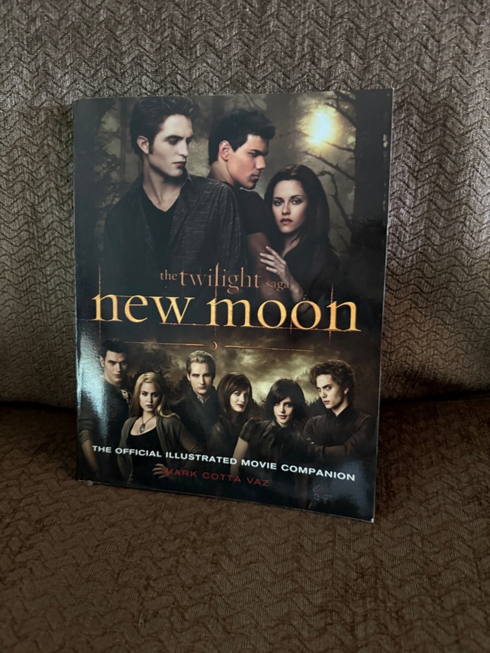 The Twilight Saga: New Moon Illustrated Movie Companion - Black/Gold Cover